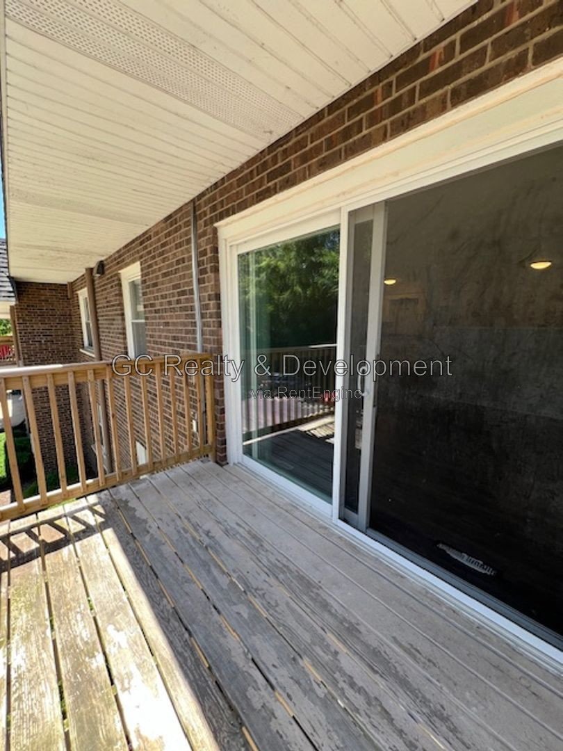*** 2ND FLOOR / 2 BDRM / TENANT PAYS ONLY ELECTRIC / SS APPL / STORAGE*** property image