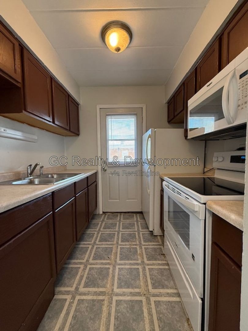 **** 1 BED / APPLIANCES INCL / TENANT ONLY PAYS ELECTRIC / PET FRIENDLY **** property image