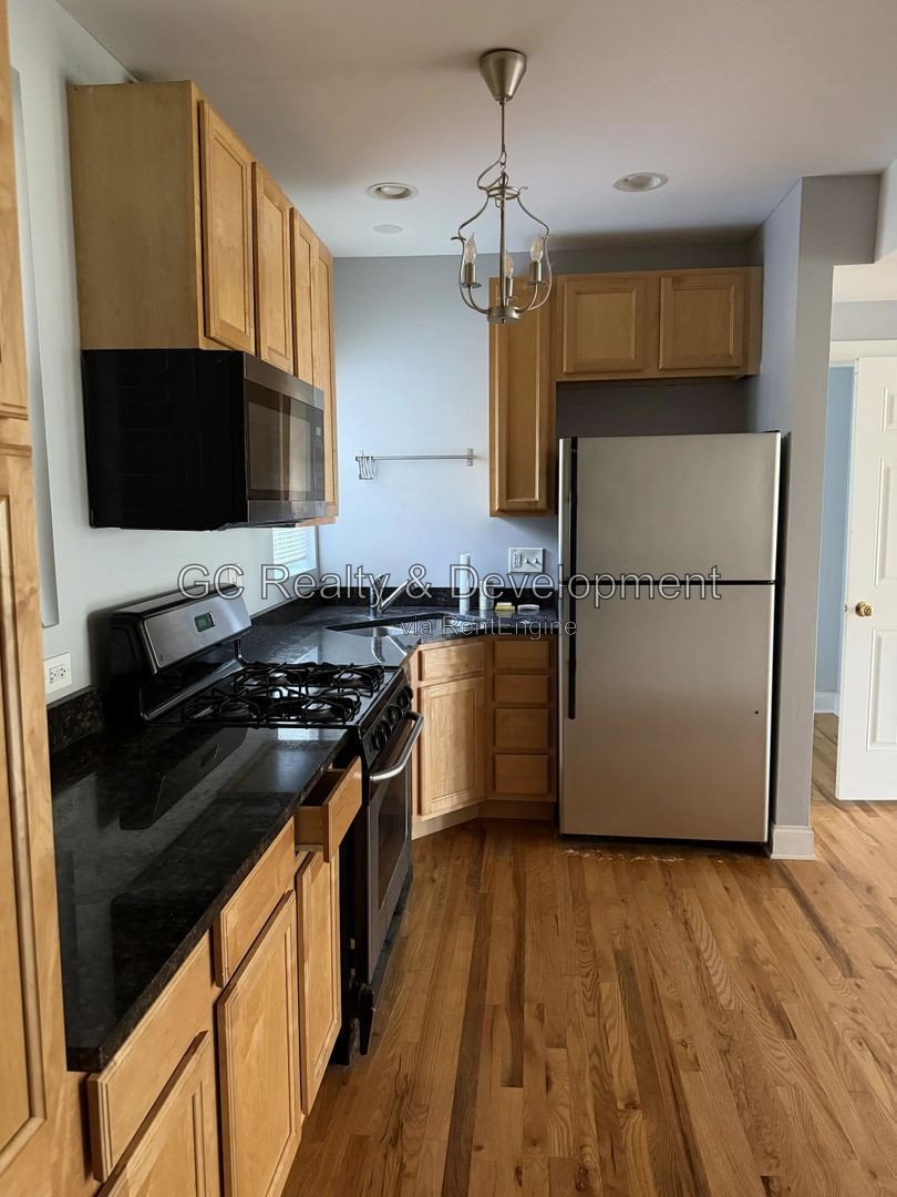 *** 2BR - 2BA / CENTRAL AIR / HARDWOOD FLOORS / KITCHEN APPL INCL / IN-UNIT LAUNDRY / PET FRIENDLY / EASY COMMUTE *** property image