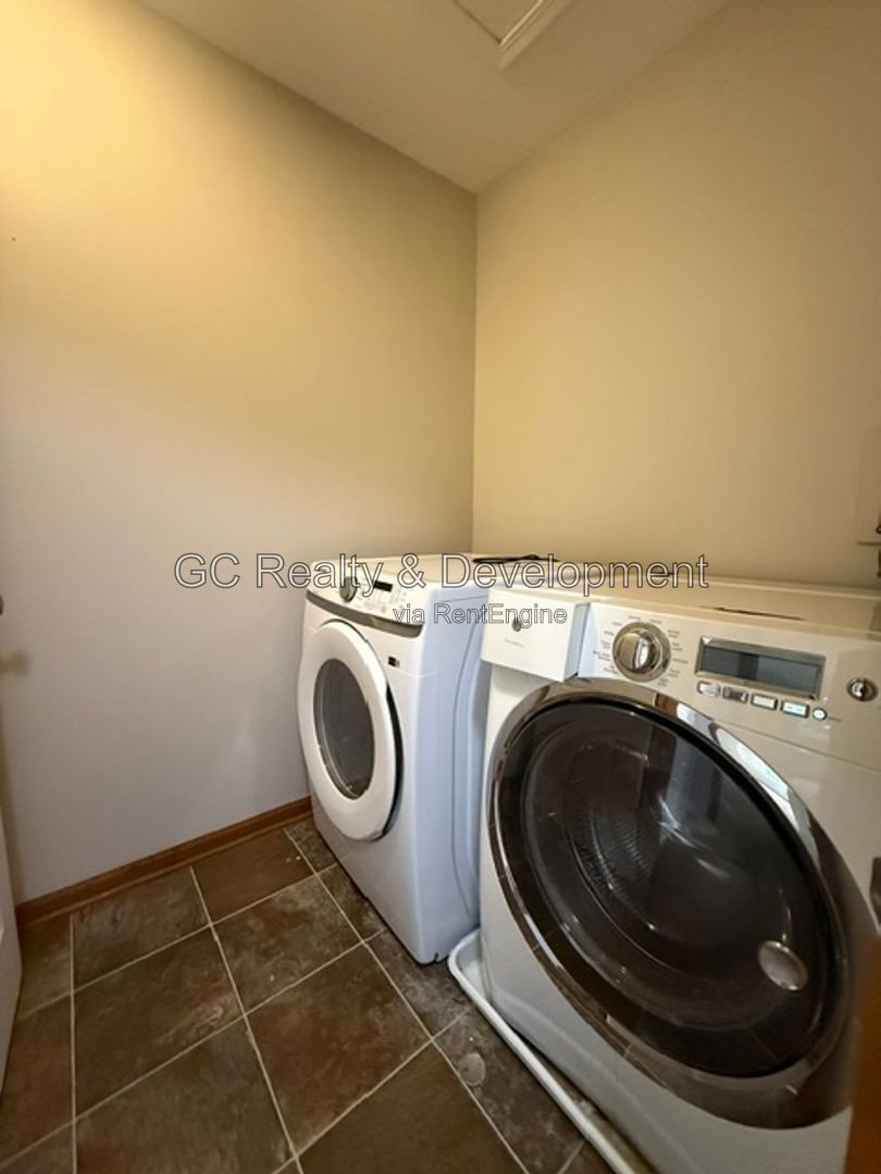 *** 3BR, 1.5BA / CENTRAL AIR / IN-UNIT LAUNDRY / SS APPLIANCES / GARAGE / PET FRIENDLY *** property image
