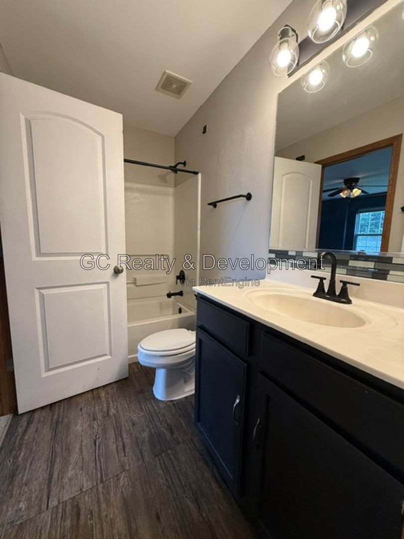 *** 3BR, 1.5BA / CENTRAL AIR / IN-UNIT LAUNDRY / SS APPLIANCES / GARAGE / PET FRIENDLY *** property image