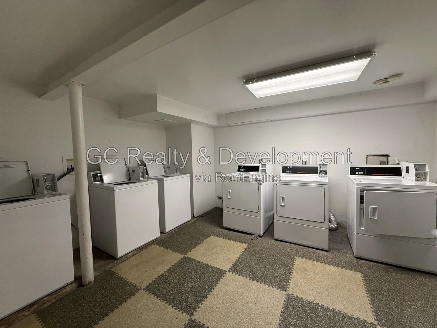 *** CRYSTAL LAKE / 2BR-1BA / PARKING INCLUDED / APPLIANCES INCLUDED / PET FRIENDLY / ONLY PAY ELECTRIC *** property image