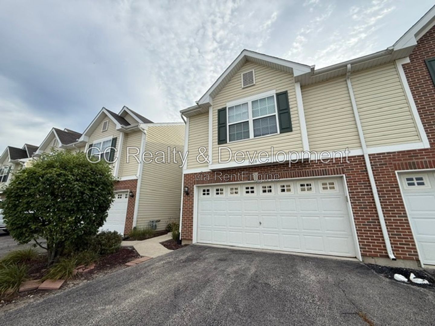 *** 2BR - 2BA / OPEN CONCEPT / ATTACHED GARAGE / PET FRIENDLY / CENTRAL AC / SS APPLIANCES / IN-UNIT LAUNDRY *** property image