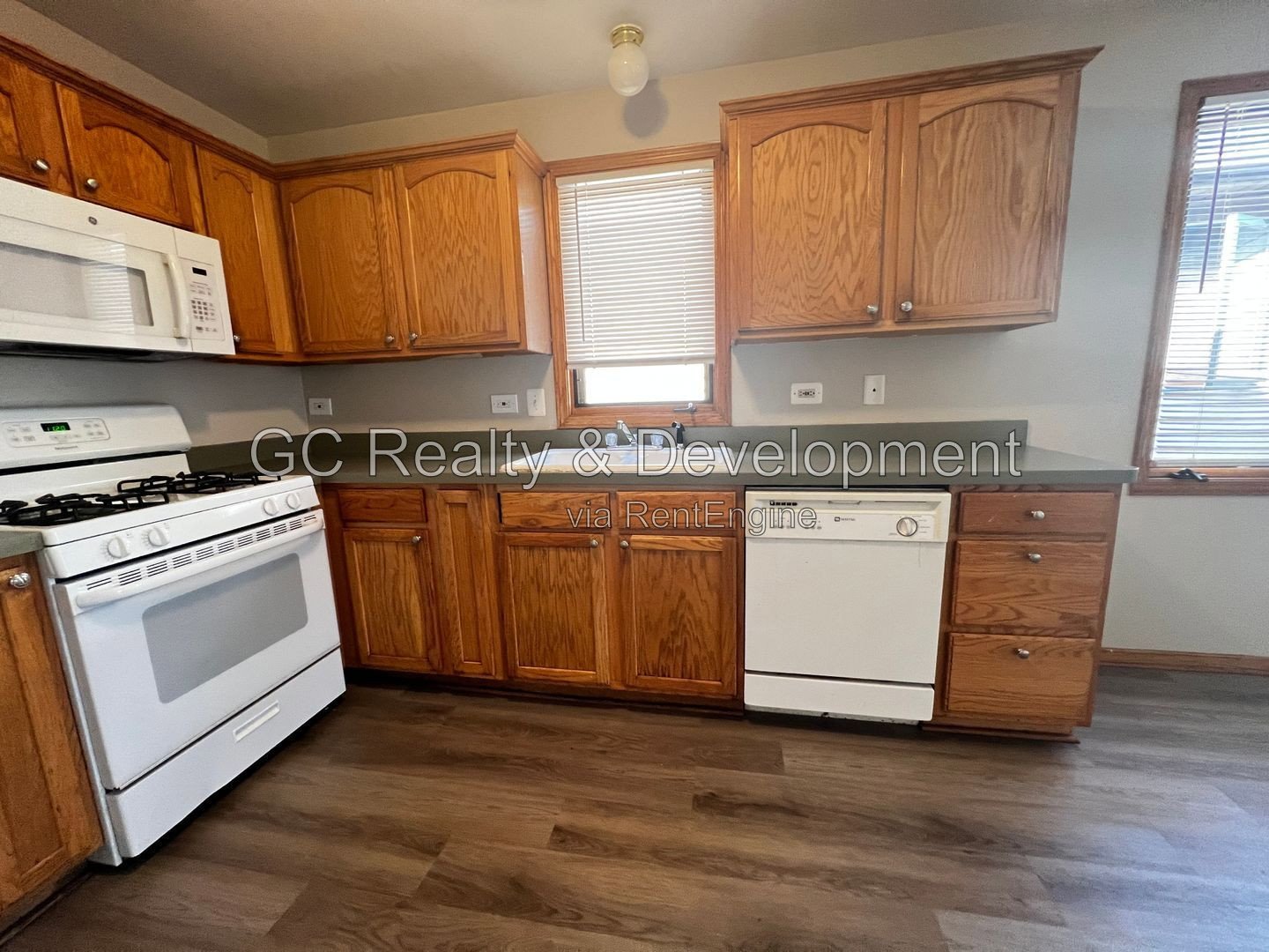 *** 3 BDRM / 2 BTH / CENTRAL AIR / PARKING SPACE / WASHER & DRYER IN UNIT*** property image
