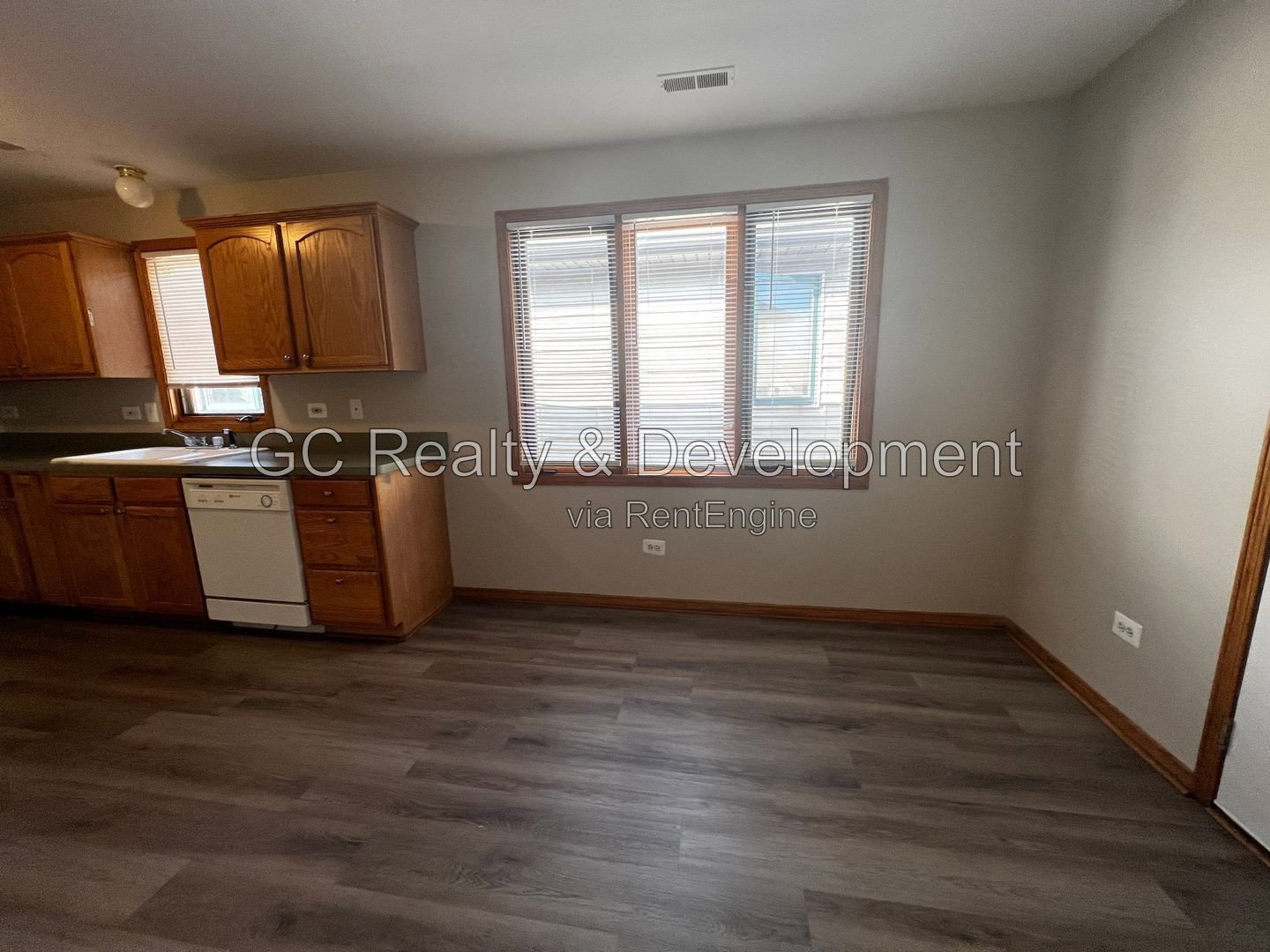 *** 3 BDRM / 2 BTH / CENTRAL AIR / PARKING SPACE / WASHER & DRYER IN UNIT*** property image