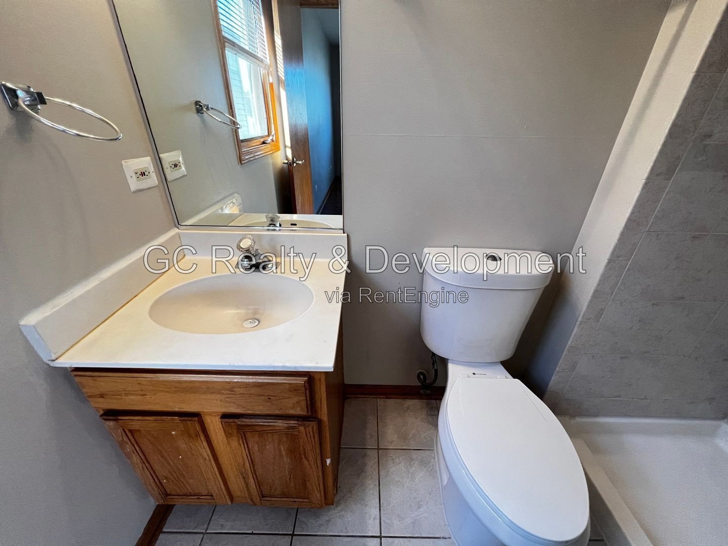 *** 3 BDRM / 2 BTH / CENTRAL AIR / PARKING SPACE / WASHER & DRYER IN UNIT*** property image