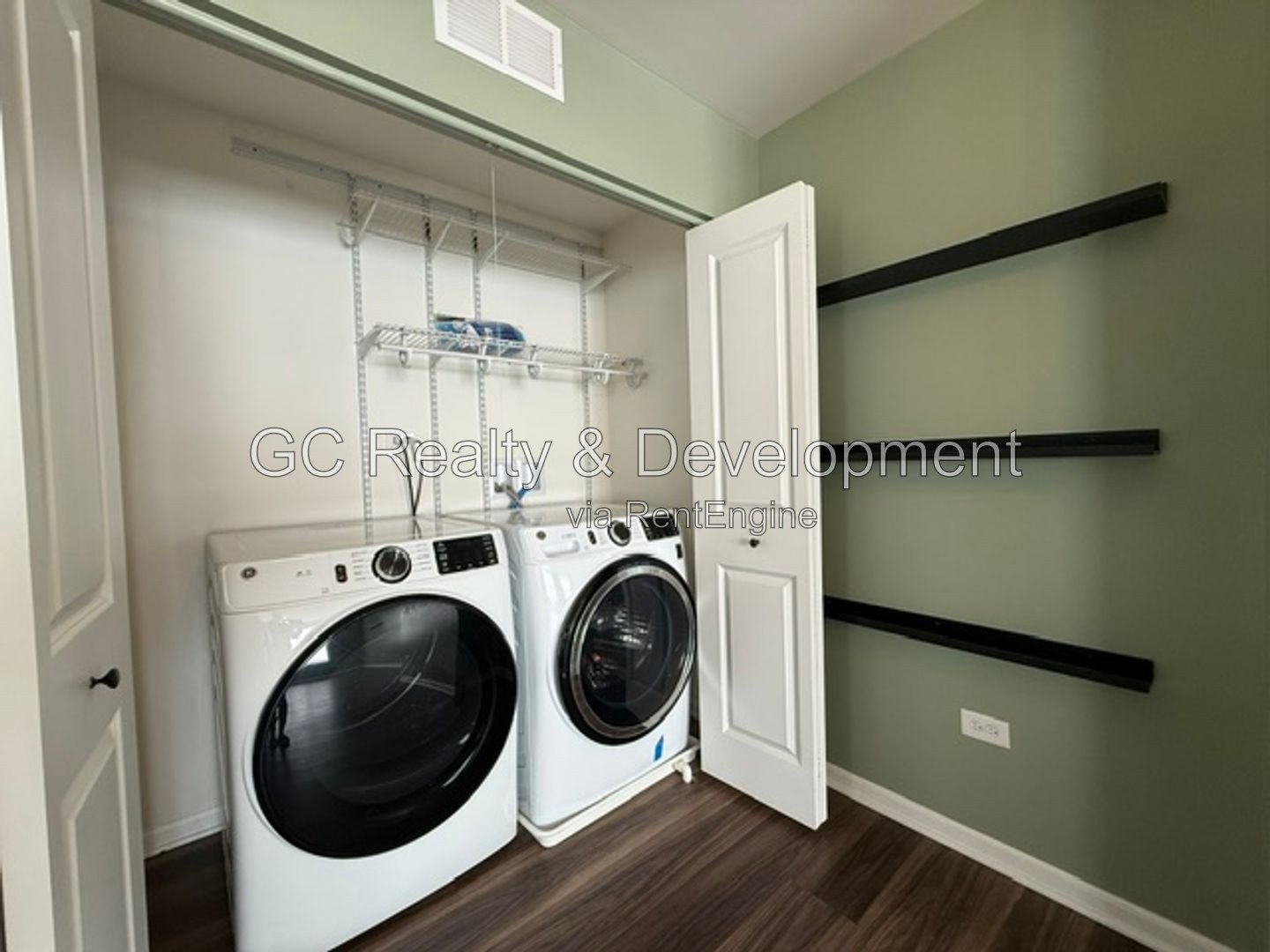 *** LEASE TODAY – SEPTEMBER FREE! / 2 BED-2.5 BTH / END UNIT / NEWER CONSTUCTION / PET FRIENDLY / 2 CAR GARAGE / HUGE LOFT OR OFFICE*** property image