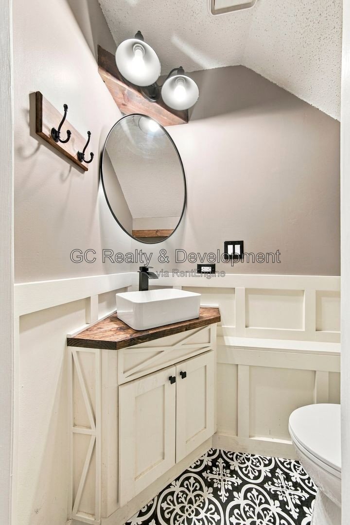 *** 2BR - 1.5BA / CENTRAL AIR / ATTACHED GARAGE / IN-UNIT LAUNDRY / SS APPLIANCES / PET FRIENDLY *** property image
