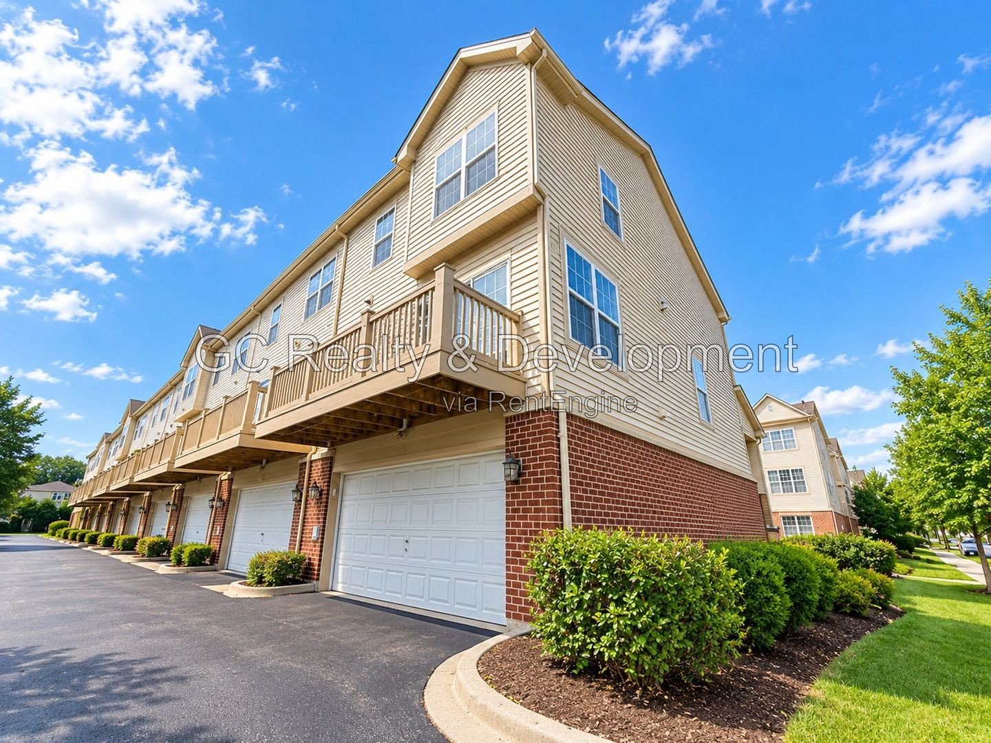 *** LEXINGTON PARK / UPGRADED 2000+ SF 3BR-2.5BA / 2-CAR GARAGE & EV CHARGER / PET FRIENDLY *** property image