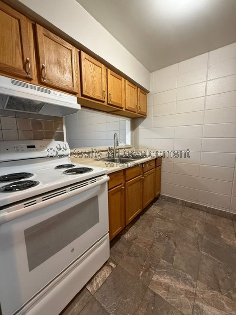 *** CRYSTAL LAKE / 2BR-1BA / PARKING INCLUDED / APPLIANCES INCLUDED / PET FRIENDLY / ONLY PAY ELECTRIC *** property image