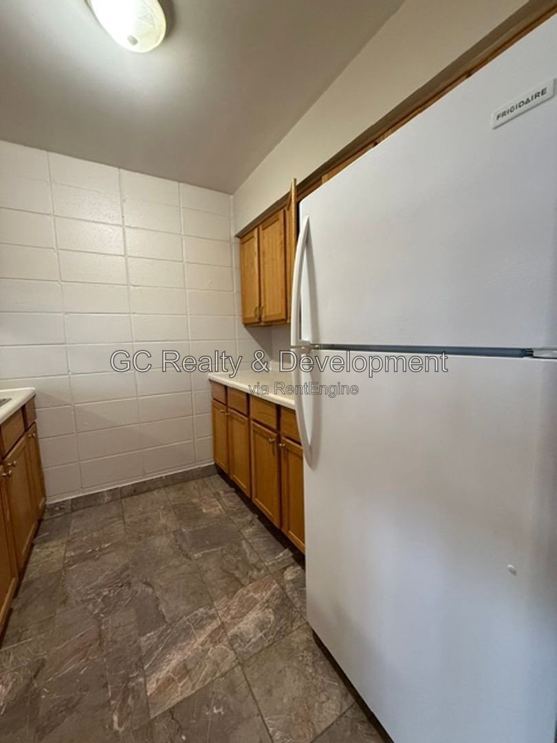*** CRYSTAL LAKE / 2BR-1BA / PARKING INCLUDED / APPLIANCES INCLUDED / PET FRIENDLY / ONLY PAY ELECTRIC *** property image