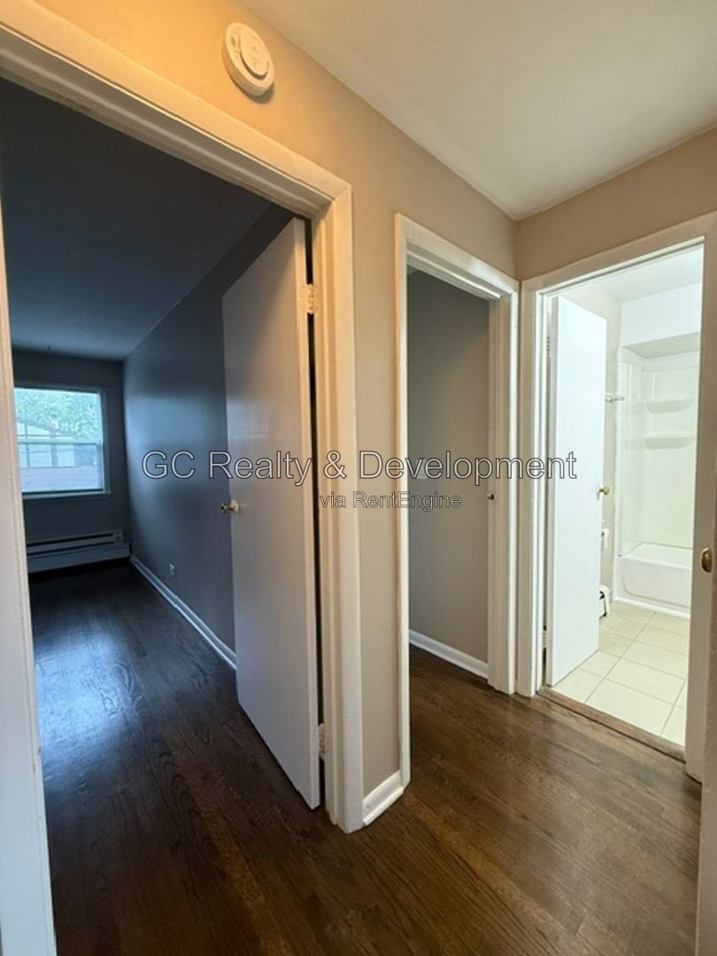 *** CRYSTAL LAKE / 2BR-1BA / PARKING INCLUDED / APPLIANCES INCLUDED / PET FRIENDLY / ONLY PAY ELECTRIC *** property image