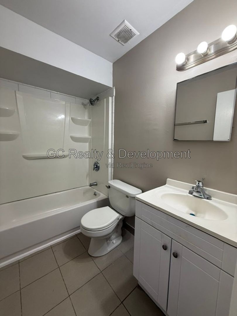 *** CRYSTAL LAKE / 2BR-1BA / PARKING INCLUDED / APPLIANCES INCLUDED / PET FRIENDLY / ONLY PAY ELECTRIC *** property image