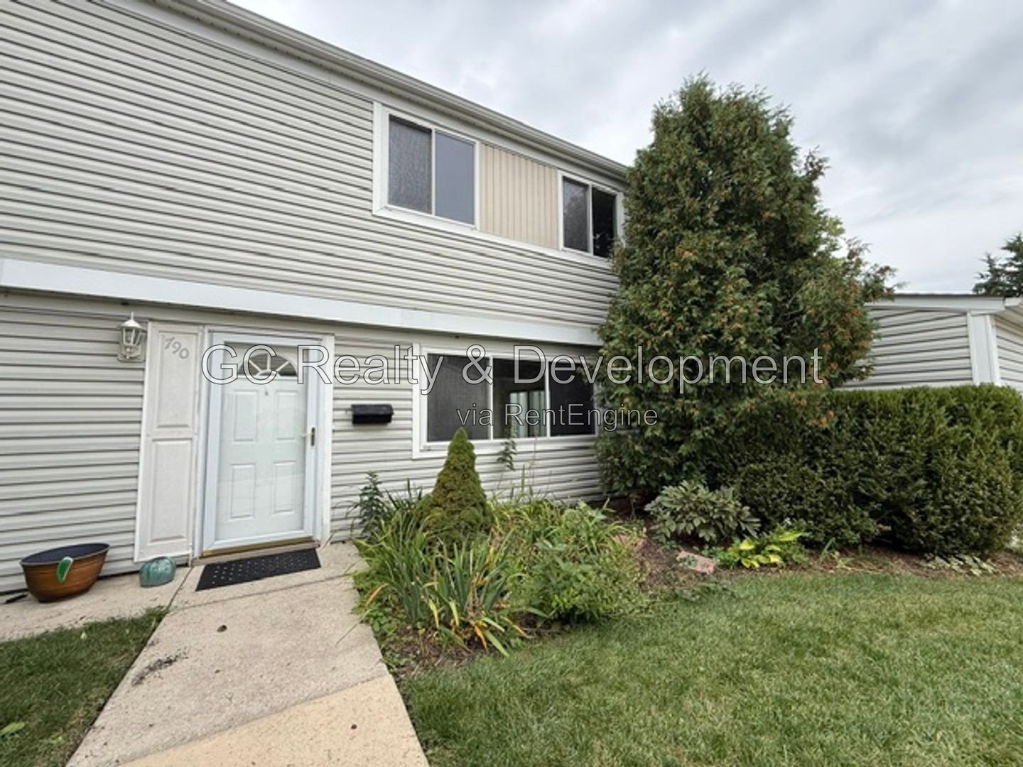 *** 2 BDRM - 1.5 BTH / PET FRIENDLY / GARAGE PARKING / IN UNIT LAUNDRY / SS APPL *** property image