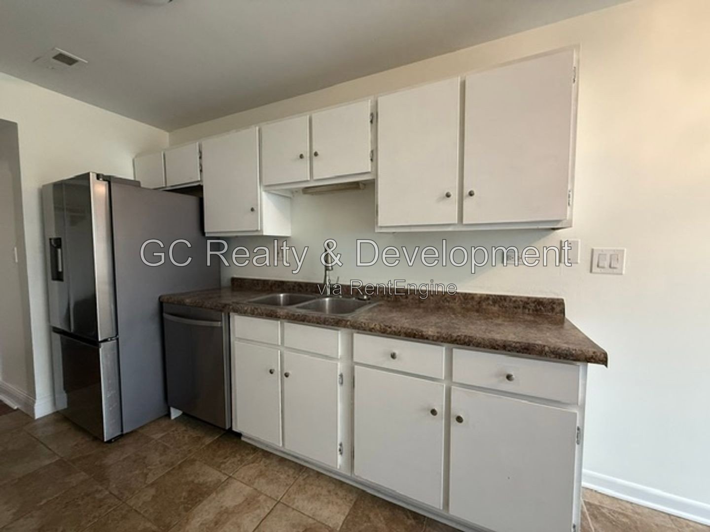*** 2 BDRM - 1.5 BTH / PET FRIENDLY / GARAGE PARKING / IN UNIT LAUNDRY / SS APPL *** property image