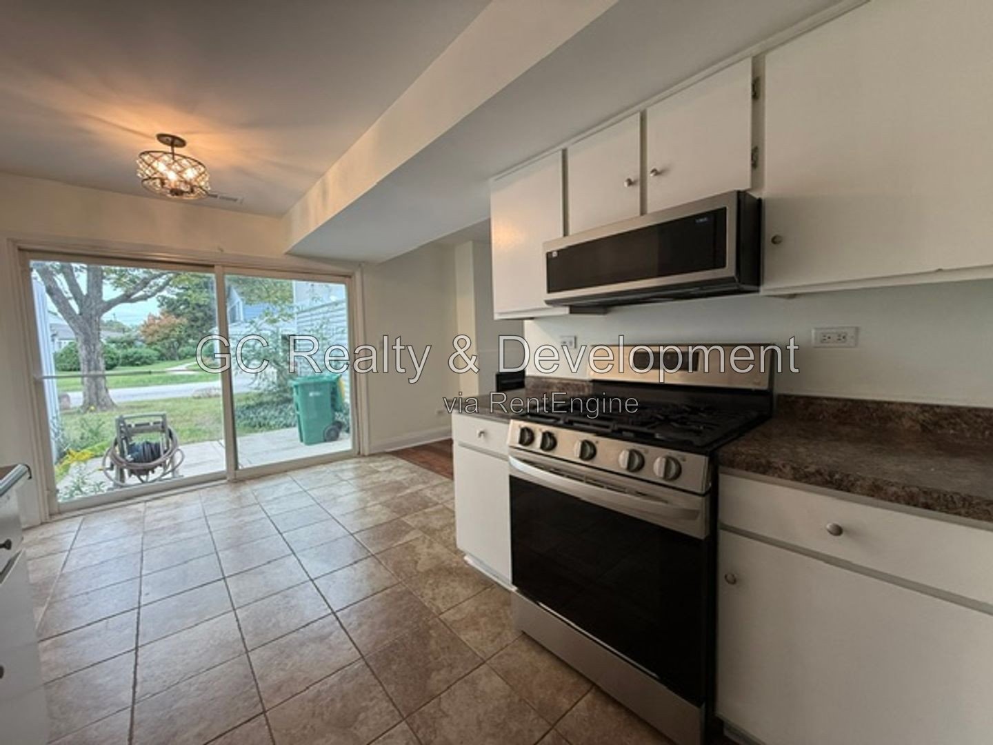 *** 2 BDRM - 1.5 BTH / PET FRIENDLY / GARAGE PARKING / IN UNIT LAUNDRY / SS APPL *** property image
