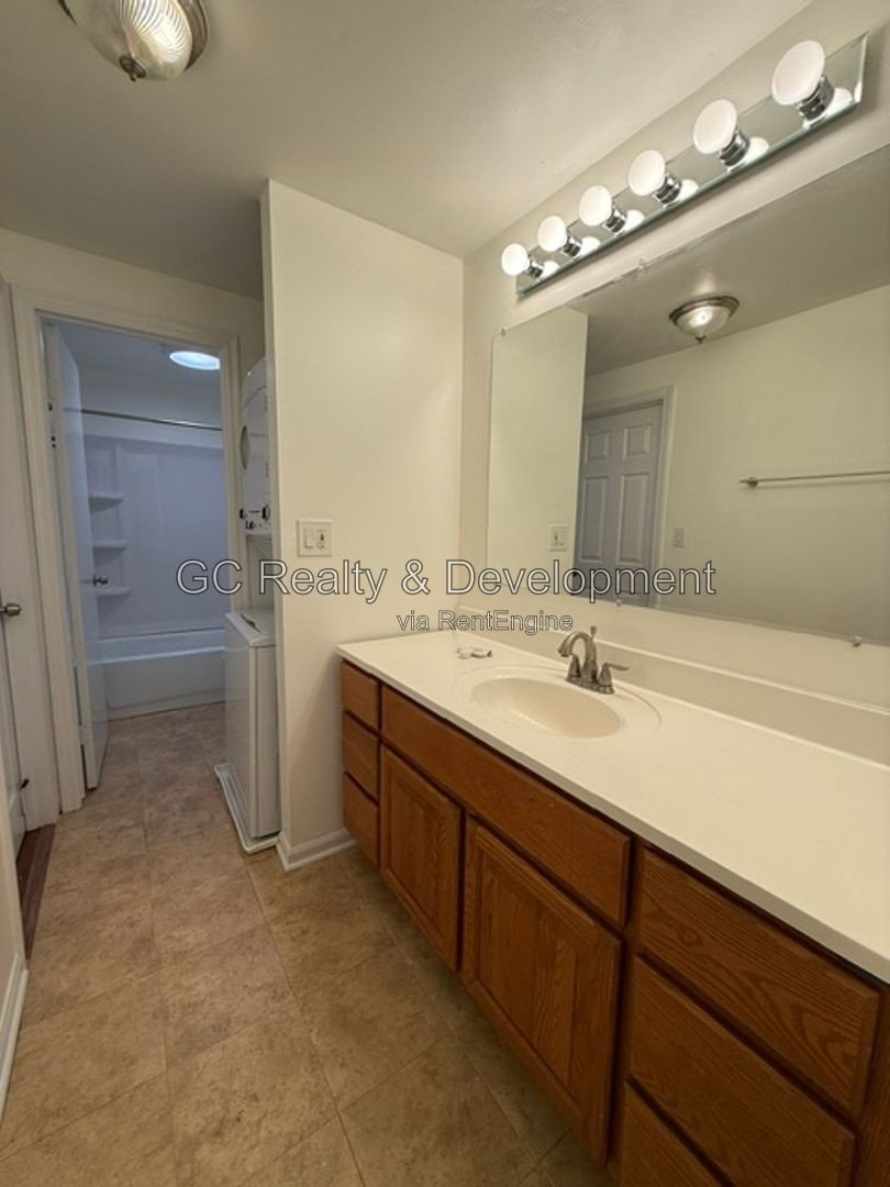 *** 2 BDRM - 1.5 BTH / PET FRIENDLY / GARAGE PARKING / IN UNIT LAUNDRY / SS APPL *** property image
