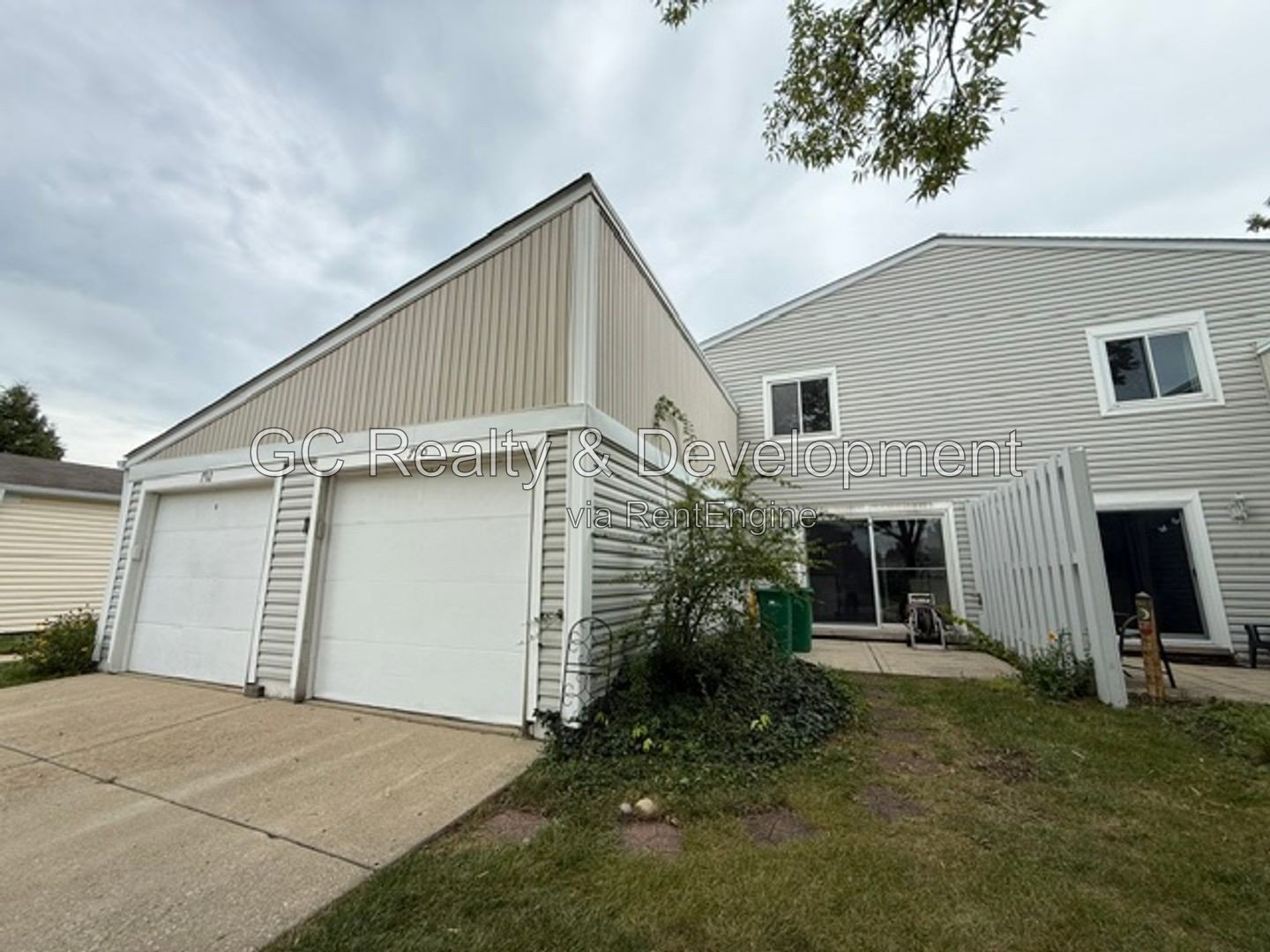 *** 2 BDRM - 1.5 BTH / PET FRIENDLY / GARAGE PARKING / IN UNIT LAUNDRY / SS APPL *** property image