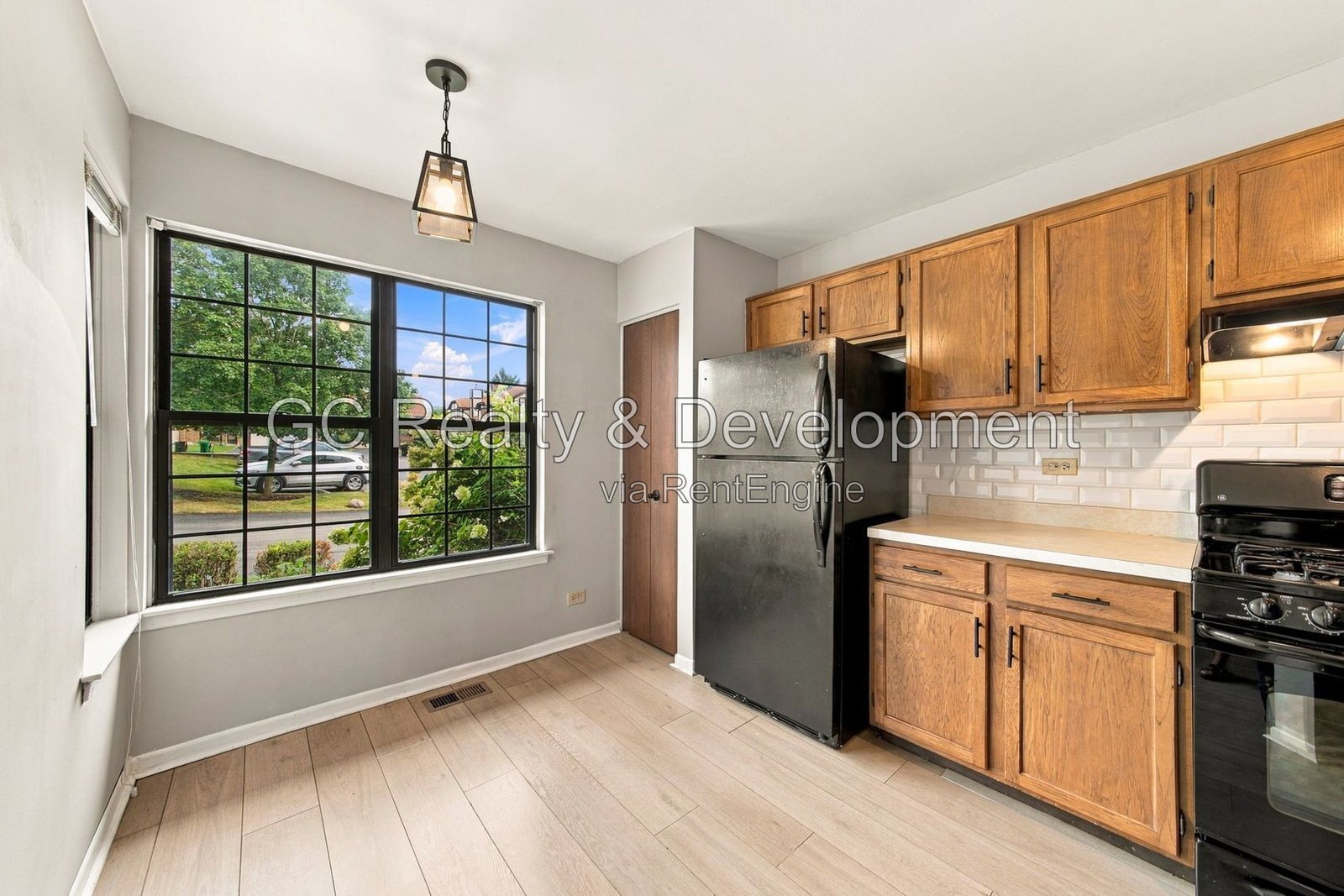 *** 2BR-1.5BA / HARDWOOD FLOORS / IN-UNIT LAUNDRY / GARAGE / LARGE CLOSETS / SOAKING TUB *** property image