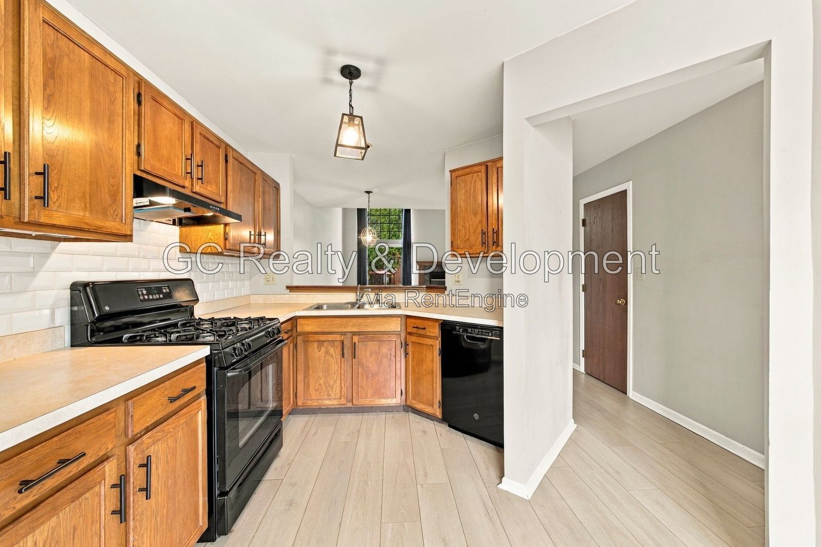 *** 2BR-1.5BA / HARDWOOD FLOORS / IN-UNIT LAUNDRY / GARAGE / LARGE CLOSETS / SOAKING TUB *** property image