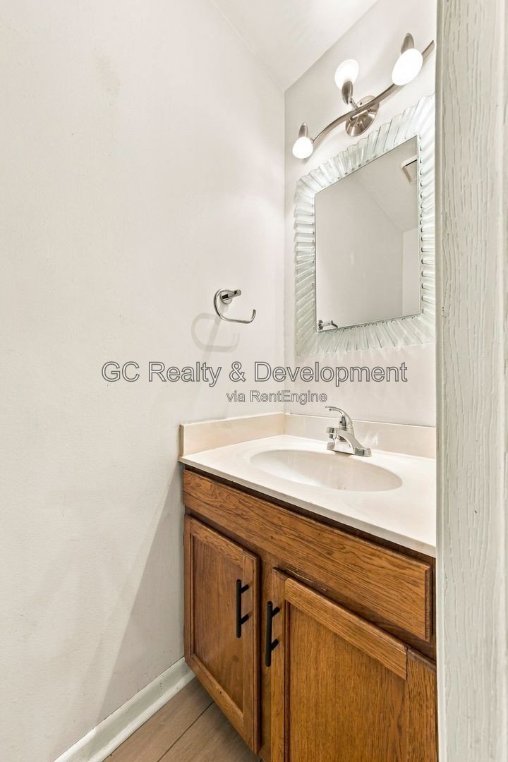 *** 2BR-1.5BA / HARDWOOD FLOORS / IN-UNIT LAUNDRY / GARAGE / LARGE CLOSETS / SOAKING TUB *** property image