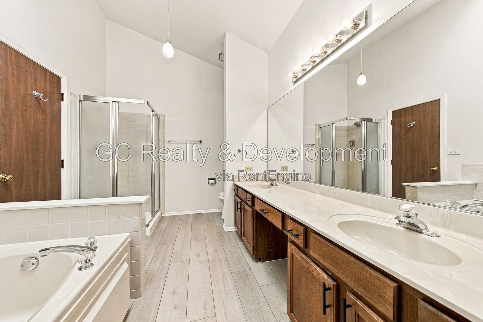 *** 2BR-1.5BA / HARDWOOD FLOORS / IN-UNIT LAUNDRY / GARAGE / LARGE CLOSETS / SOAKING TUB *** property image