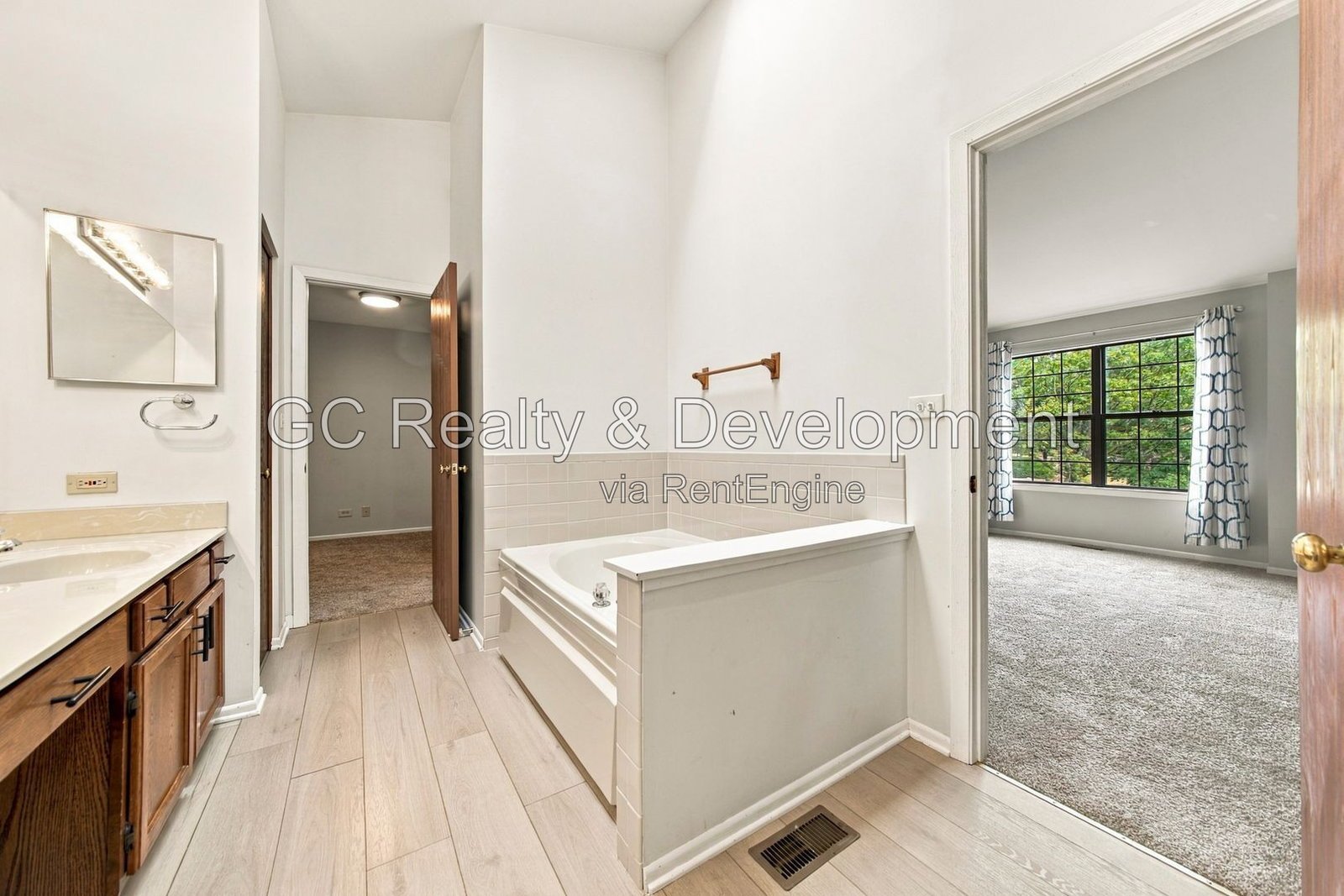 *** 2BR-1.5BA / HARDWOOD FLOORS / IN-UNIT LAUNDRY / GARAGE / LARGE CLOSETS / SOAKING TUB *** property image