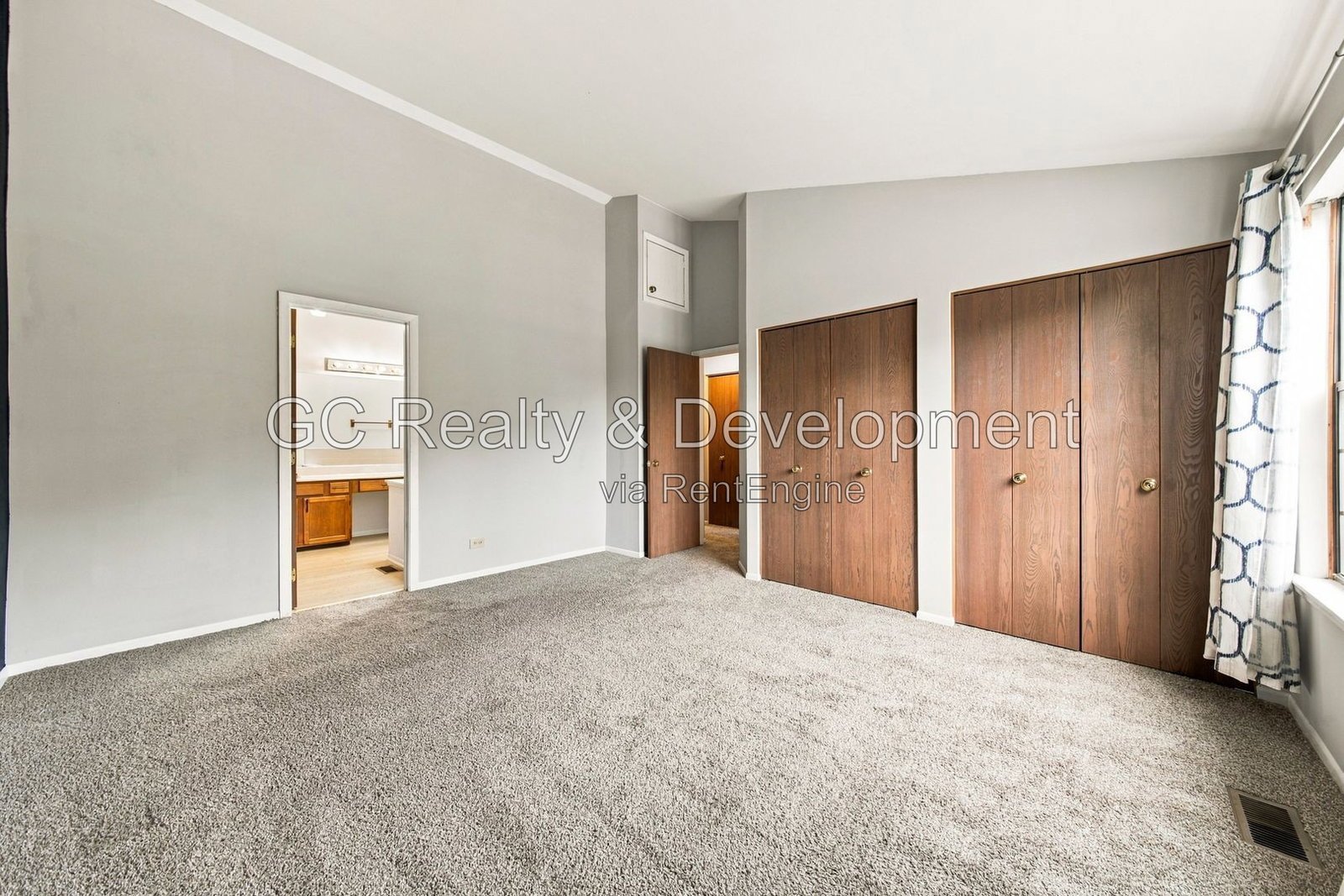 *** 2BR-1.5BA / HARDWOOD FLOORS / IN-UNIT LAUNDRY / GARAGE / LARGE CLOSETS / SOAKING TUB *** property image