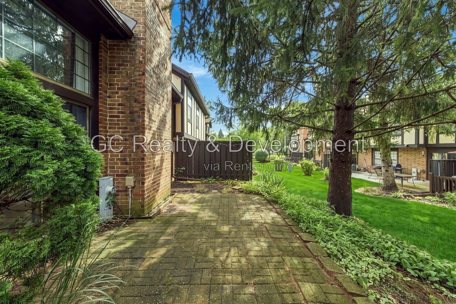 *** 2BR-1.5BA / HARDWOOD FLOORS / IN-UNIT LAUNDRY / GARAGE / LARGE CLOSETS / SOAKING TUB *** property image