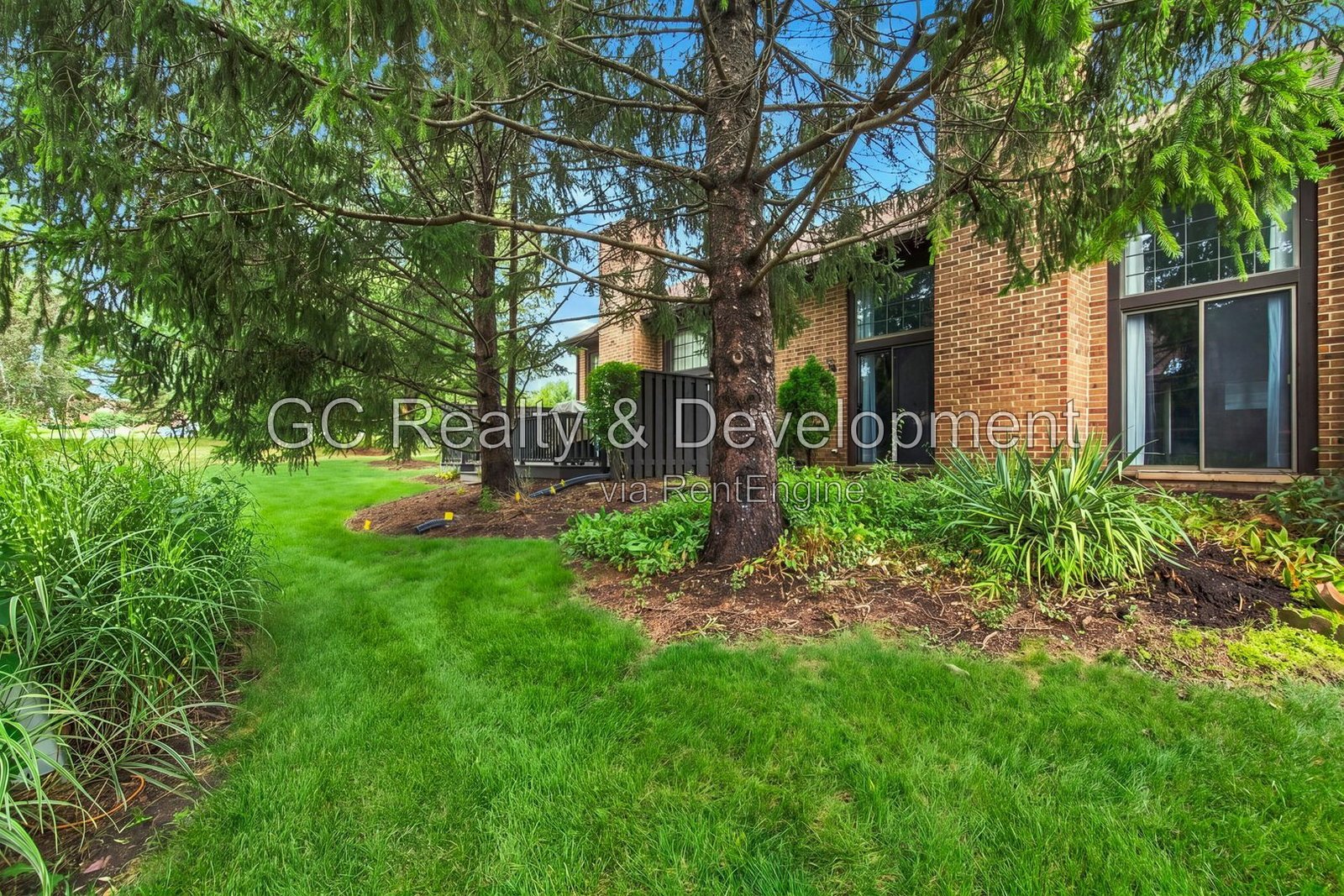 *** 2BR-1.5BA / HARDWOOD FLOORS / IN-UNIT LAUNDRY / GARAGE / LARGE CLOSETS / SOAKING TUB *** property image
