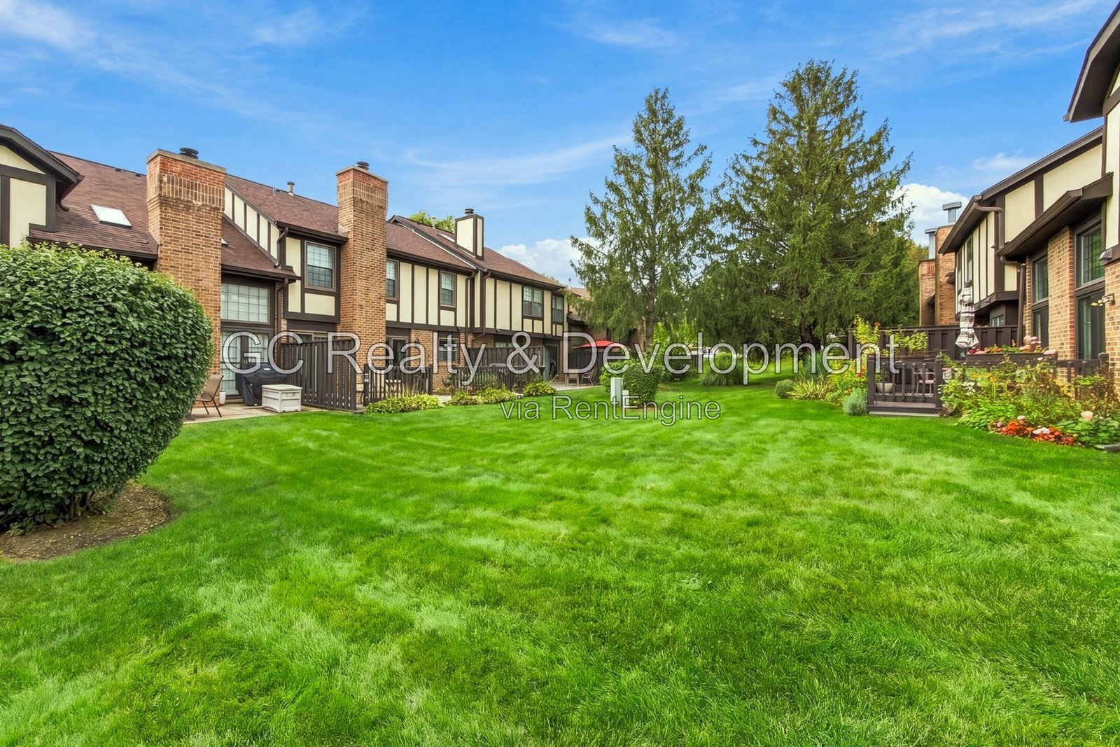 *** 2BR-1.5BA / HARDWOOD FLOORS / IN-UNIT LAUNDRY / GARAGE / LARGE CLOSETS / SOAKING TUB *** property image