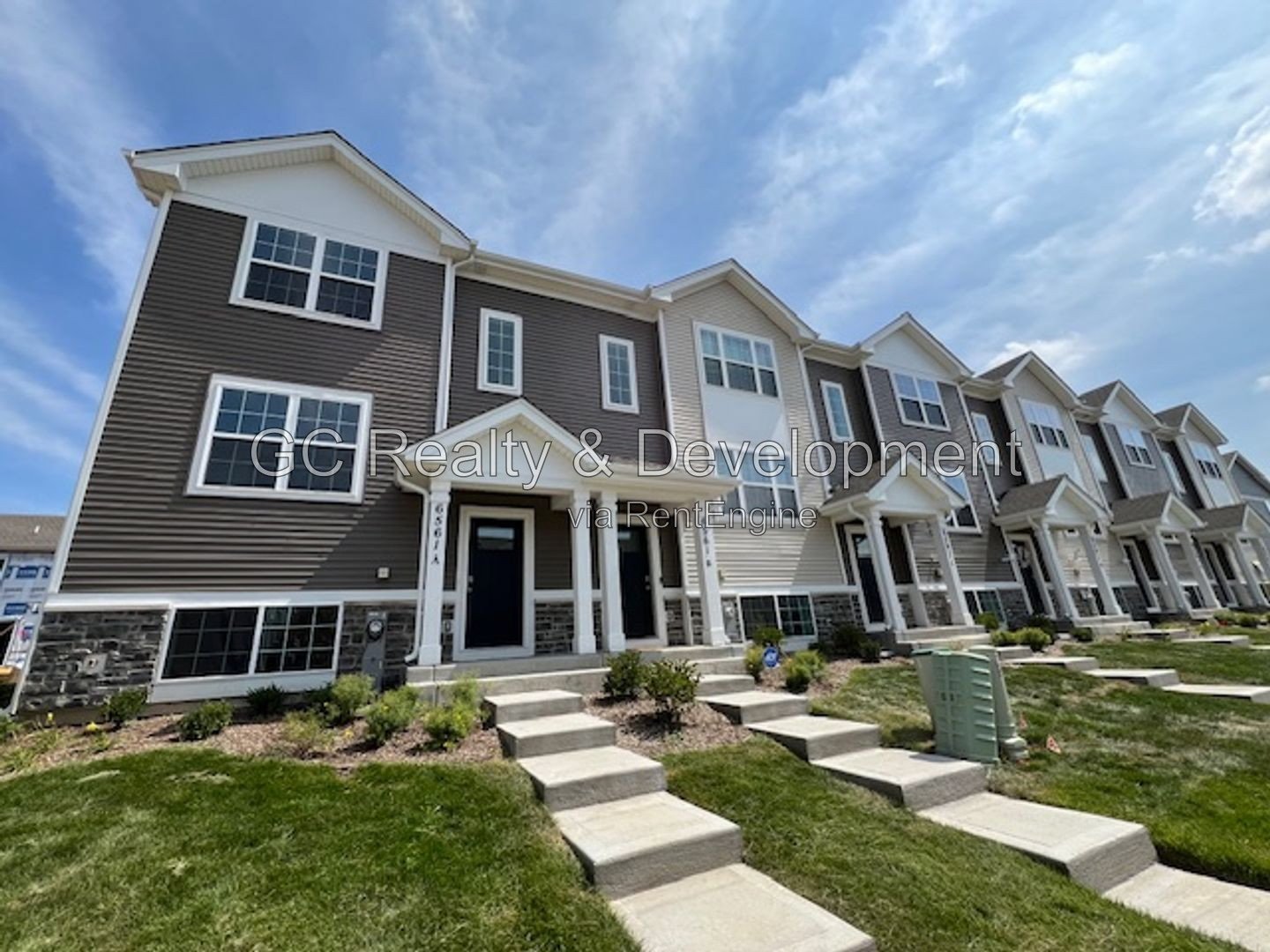 *** 3 LEVEL END UNIT TOWNHOME / 3 BDRM - 2.5 BTH / AMENITIES INCL / ATTACHED 2 CAR GARAGE *** property image