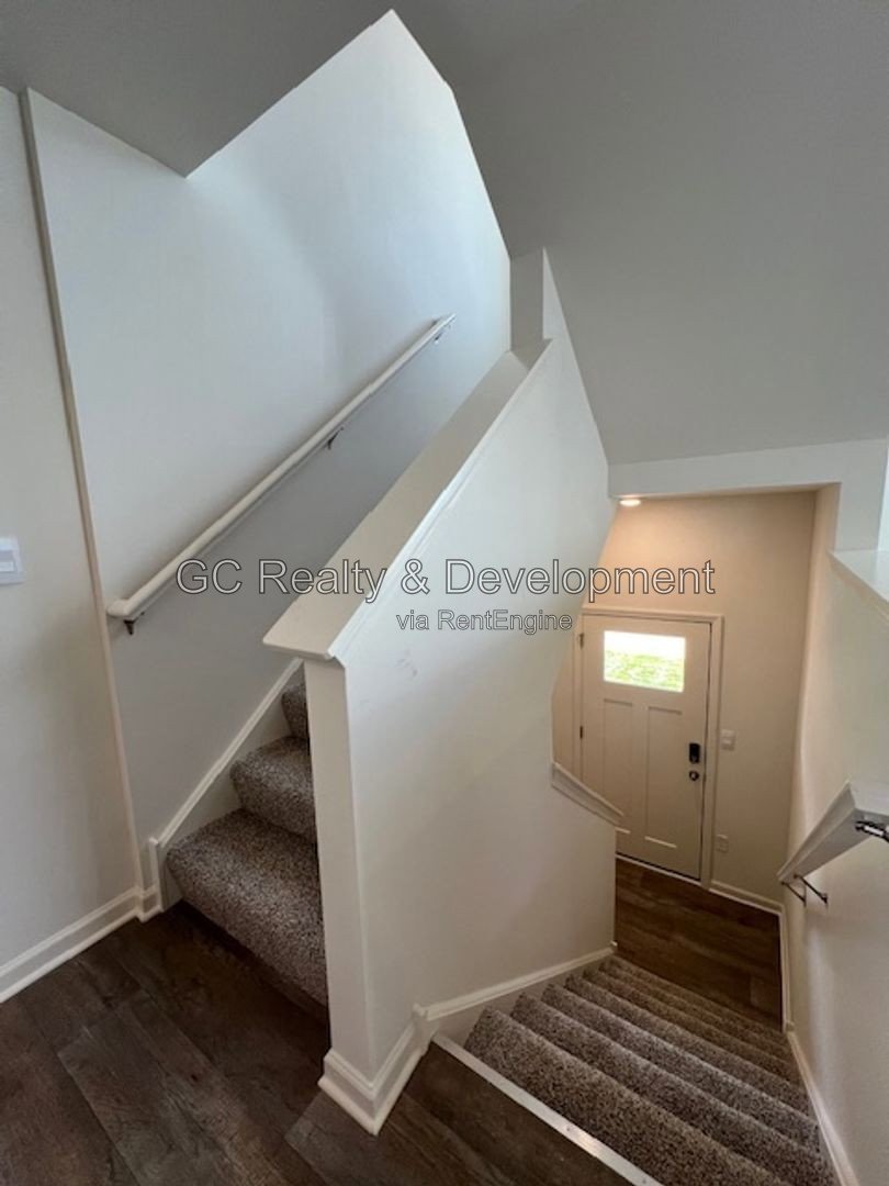 *** 3 LEVEL END UNIT TOWNHOME / 3 BDRM - 2.5 BTH / AMENITIES INCL / ATTACHED 2 CAR GARAGE *** property image