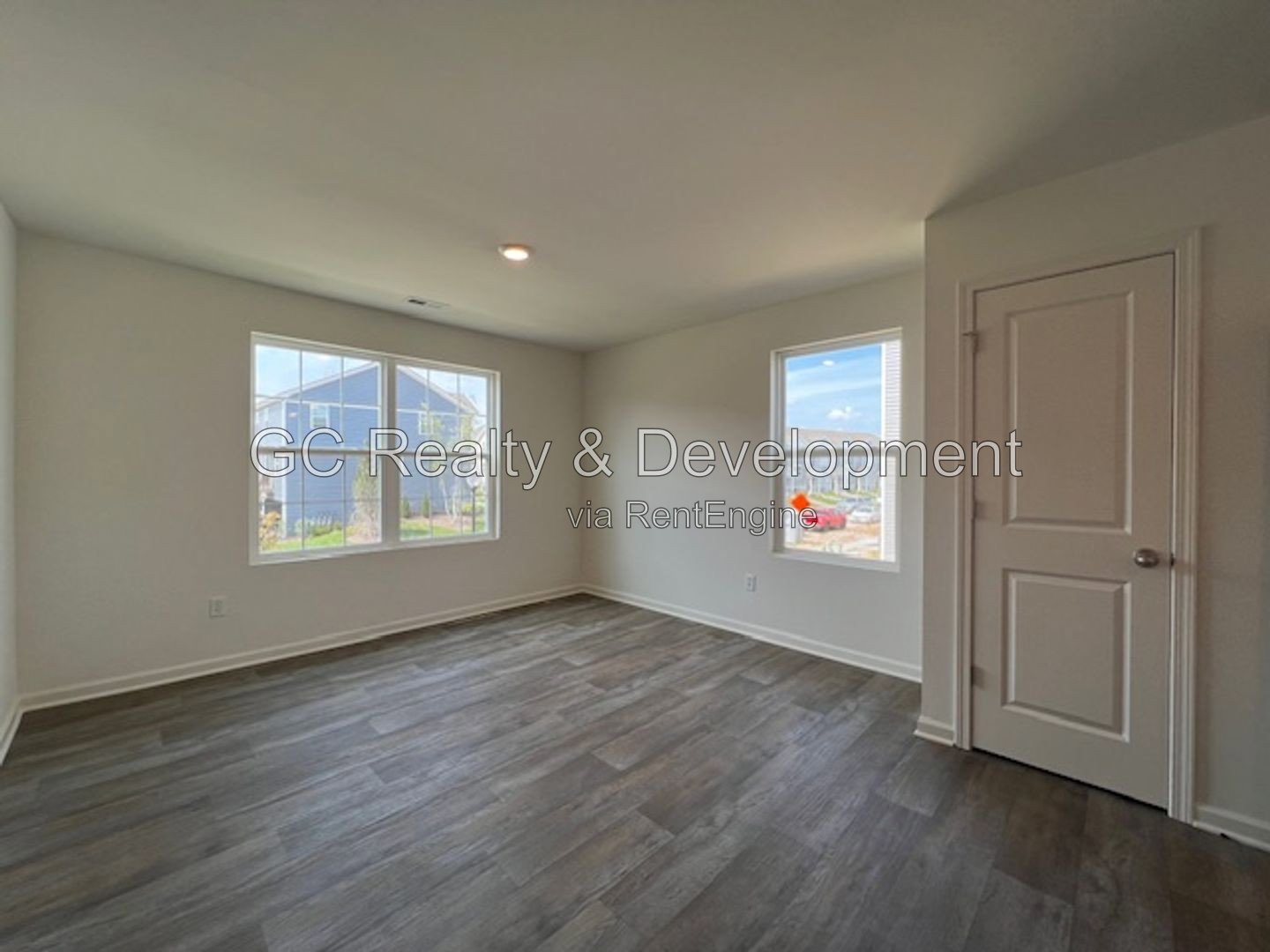*** 3 LEVEL END UNIT TOWNHOME / 3 BDRM - 2.5 BTH / AMENITIES INCL / ATTACHED 2 CAR GARAGE *** property image