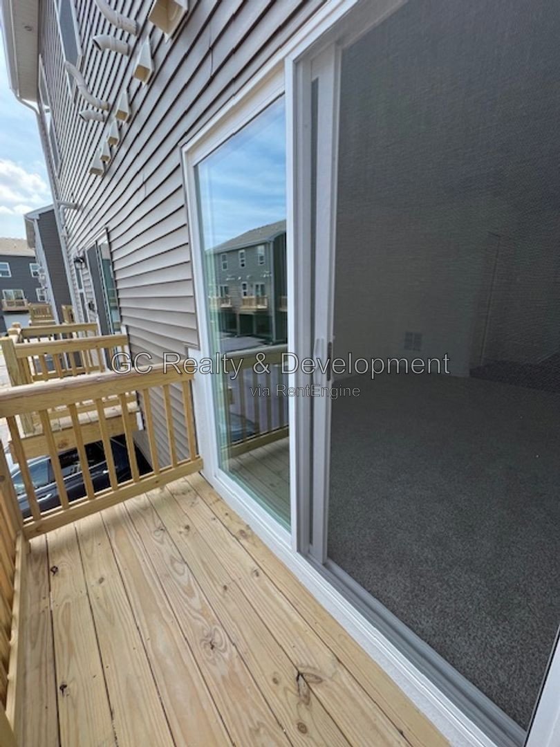*** 3 LEVEL END UNIT TOWNHOME / 3 BDRM - 2.5 BTH / AMENITIES INCL / ATTACHED 2 CAR GARAGE *** property image