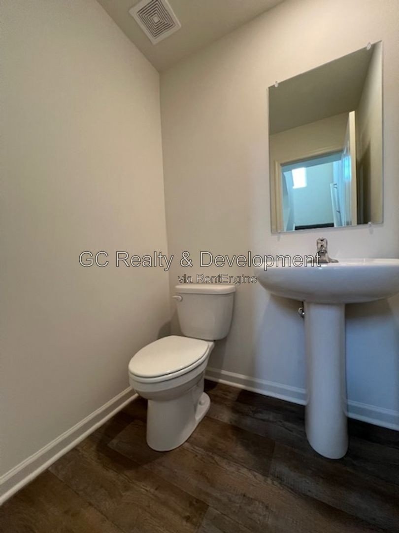 *** 3 LEVEL END UNIT TOWNHOME / 3 BDRM - 2.5 BTH / AMENITIES INCL / ATTACHED 2 CAR GARAGE *** property image