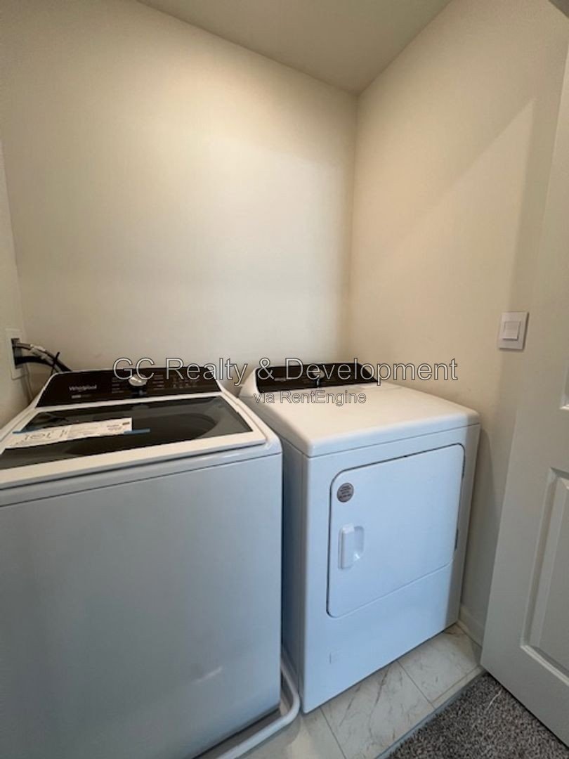 *** 3 LEVEL END UNIT TOWNHOME / 3 BDRM - 2.5 BTH / AMENITIES INCL / ATTACHED 2 CAR GARAGE *** property image