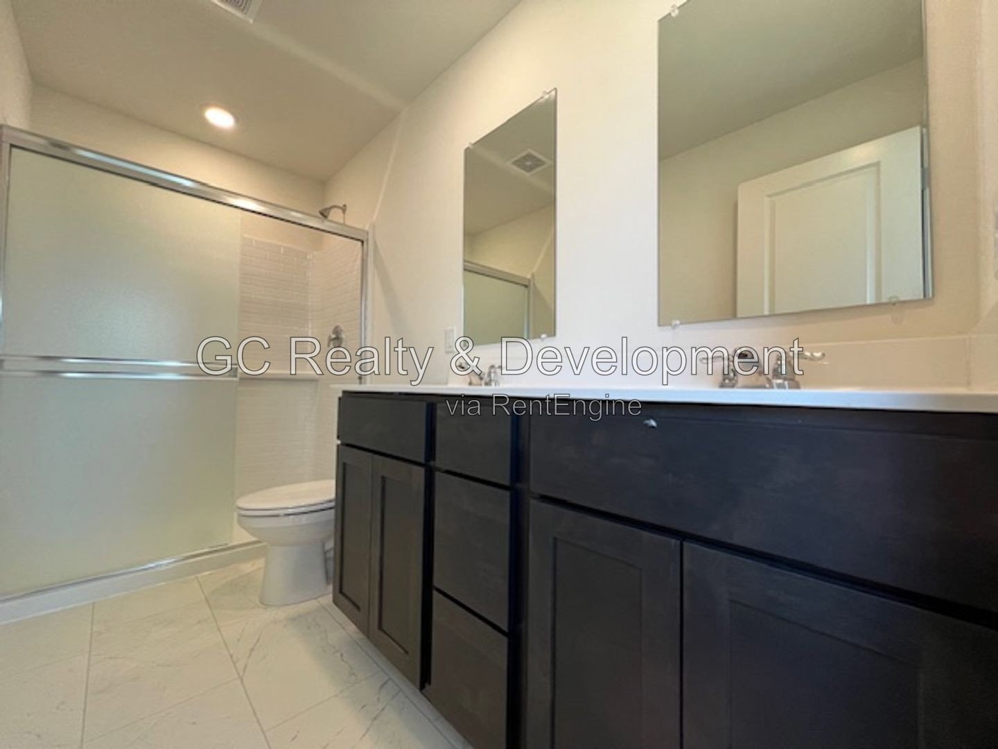 *** 3 LEVEL END UNIT TOWNHOME / 3 BDRM - 2.5 BTH / AMENITIES INCL / ATTACHED 2 CAR GARAGE *** property image