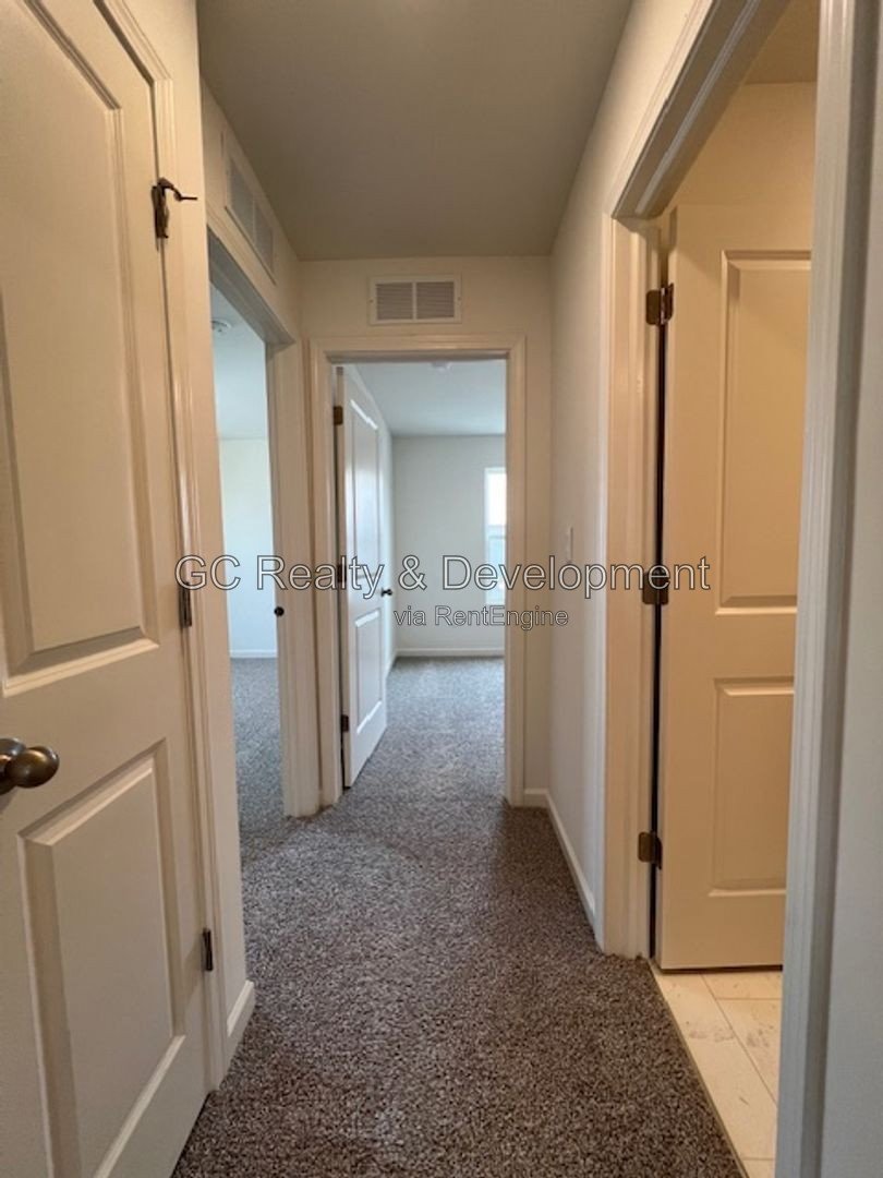 *** 3 LEVEL END UNIT TOWNHOME / 3 BDRM - 2.5 BTH / AMENITIES INCL / ATTACHED 2 CAR GARAGE *** property image
