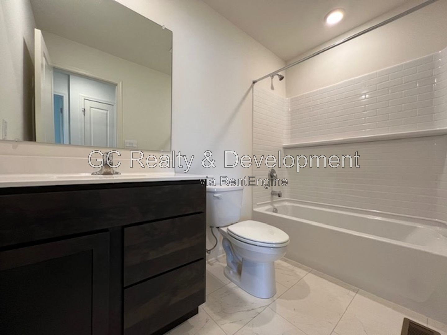 *** 3 LEVEL END UNIT TOWNHOME / 3 BDRM - 2.5 BTH / AMENITIES INCL / ATTACHED 2 CAR GARAGE *** property image