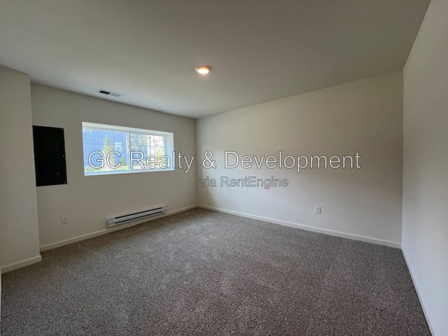 *** 3 LEVEL END UNIT TOWNHOME / 3 BDRM - 2.5 BTH / AMENITIES INCL / ATTACHED 2 CAR GARAGE *** property image