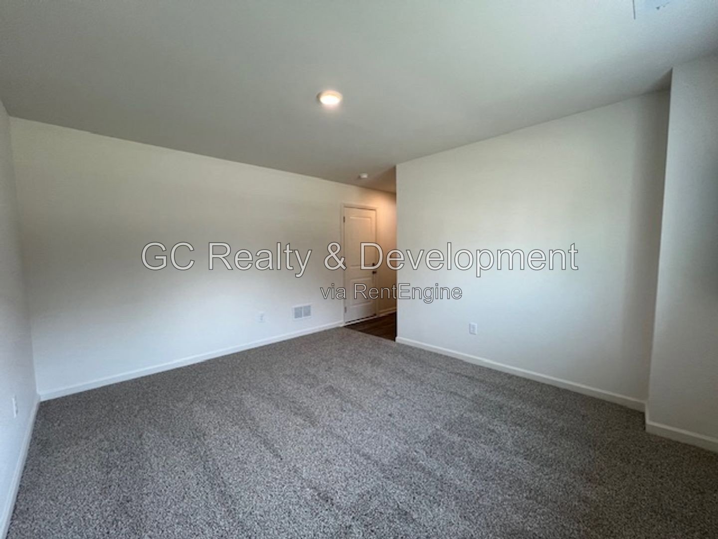 *** 3 LEVEL END UNIT TOWNHOME / 3 BDRM - 2.5 BTH / AMENITIES INCL / ATTACHED 2 CAR GARAGE *** property image