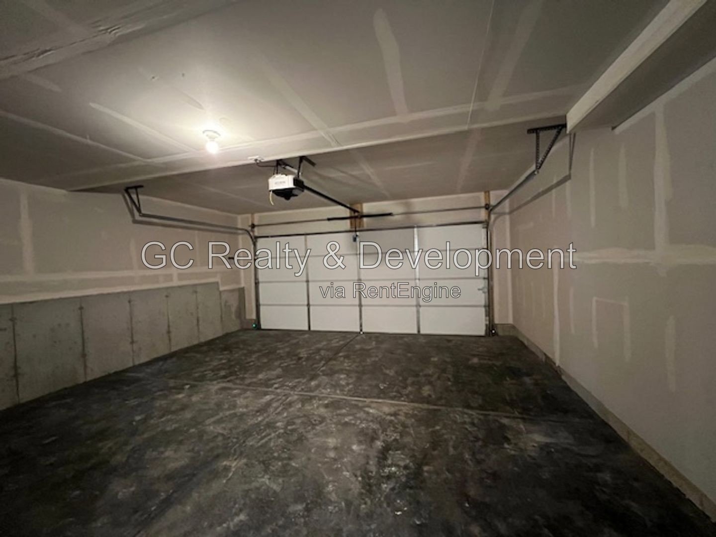 *** 3 LEVEL END UNIT TOWNHOME / 3 BDRM - 2.5 BTH / AMENITIES INCL / ATTACHED 2 CAR GARAGE *** property image