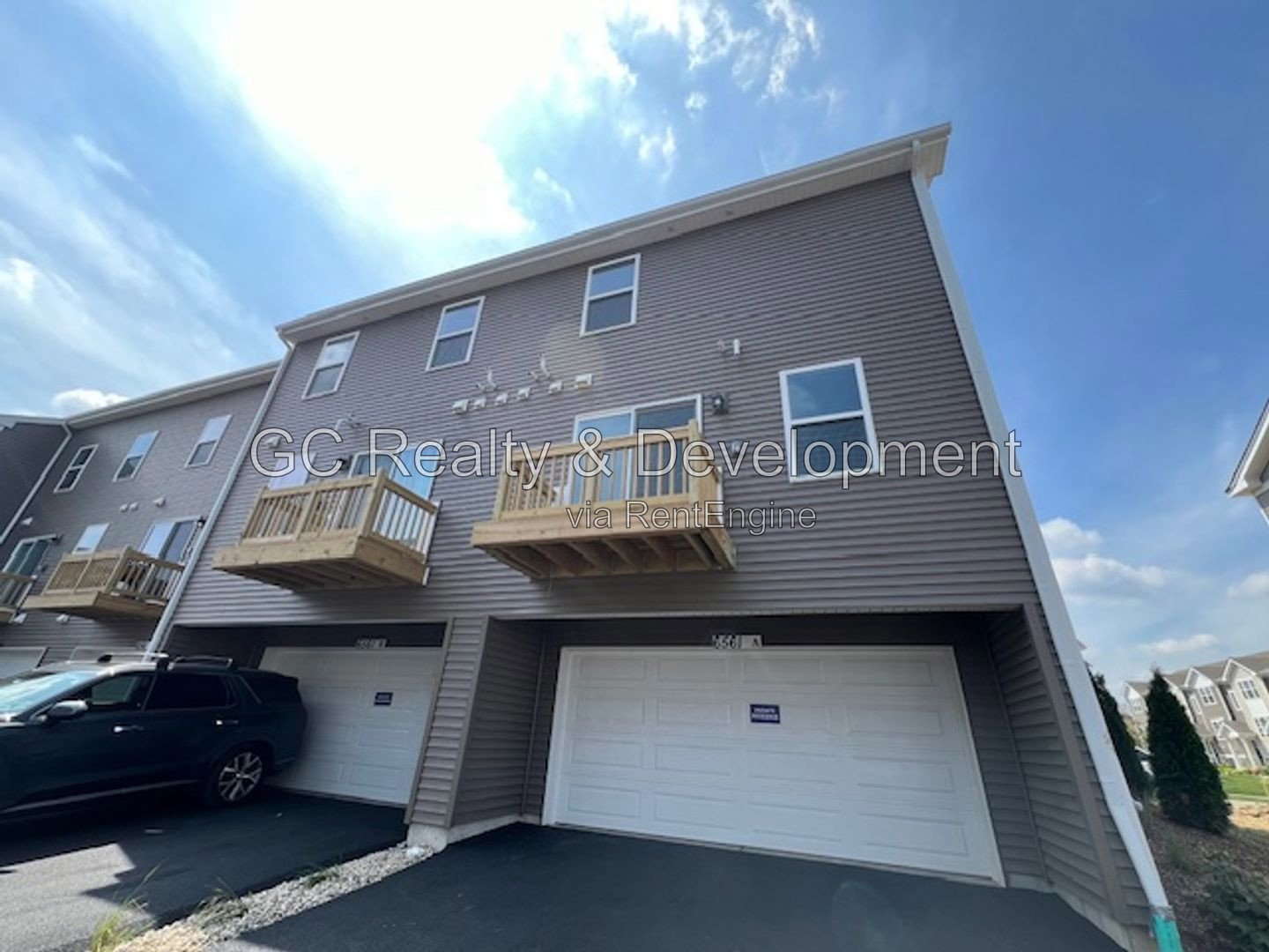 *** 3 LEVEL END UNIT TOWNHOME / 3 BDRM - 2.5 BTH / AMENITIES INCL / ATTACHED 2 CAR GARAGE *** property image