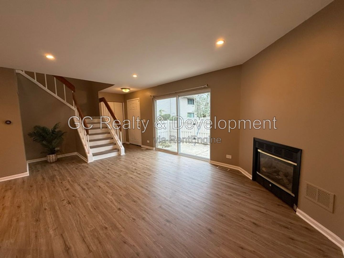 *** 2 BDRM - 1.5 BTH / FINISHED BSMT / GARAGE & EXTERIOR PARKING / IN UNIT LAUNDRY *** property image