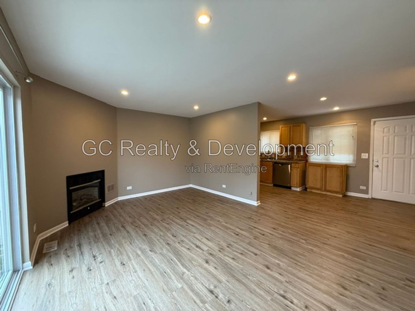 *** 2 BDRM - 1.5 BTH / FINISHED BSMT / GARAGE & EXTERIOR PARKING / IN UNIT LAUNDRY *** property image