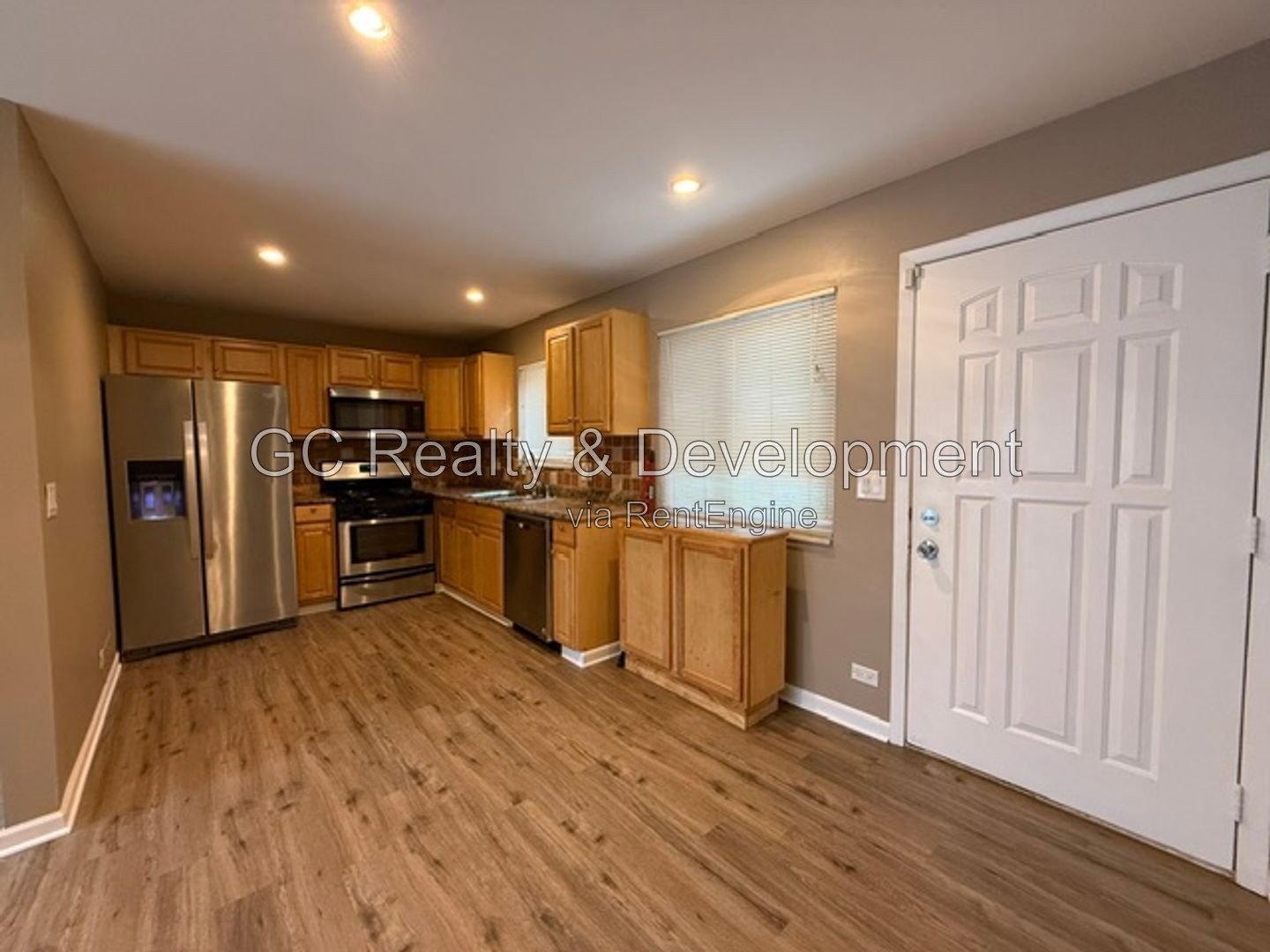 *** 2 BDRM - 1.5 BTH / FINISHED BSMT / GARAGE & EXTERIOR PARKING / IN UNIT LAUNDRY *** property image