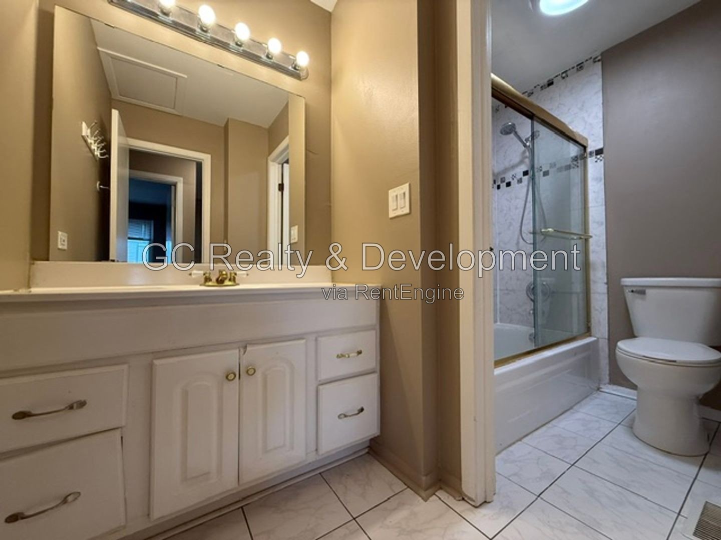*** 2 BDRM - 1.5 BTH / FINISHED BSMT / GARAGE & EXTERIOR PARKING / IN UNIT LAUNDRY *** property image