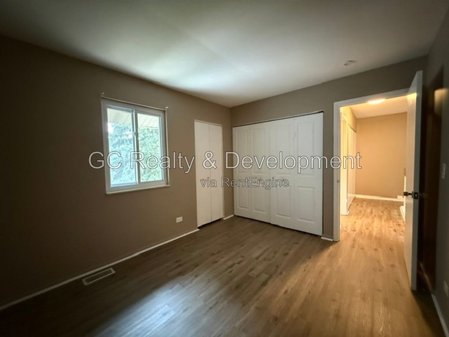 *** 2 BDRM - 1.5 BTH / FINISHED BSMT / GARAGE & EXTERIOR PARKING / IN UNIT LAUNDRY *** property image