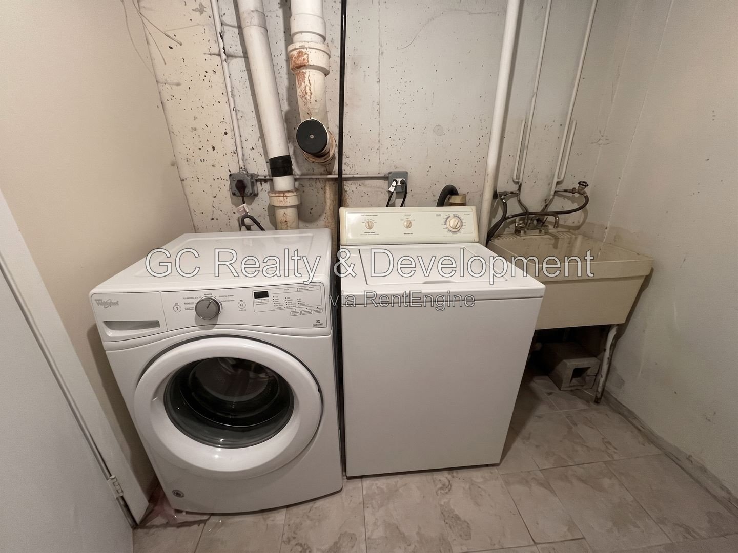 *** 2 BDRM - 1.5 BTH / FINISHED BSMT / GARAGE & EXTERIOR PARKING / IN UNIT LAUNDRY *** property image